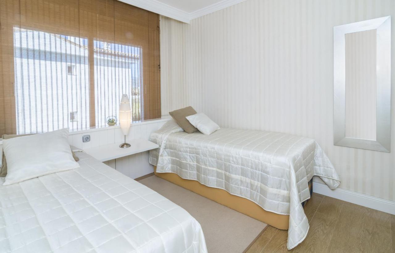 Hb - Comfortable Beachfront Holiday Apartment Естепона Екстер'єр фото